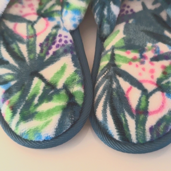 Island House Co. New Small/Medium Fuzzy Tropical Crossover Flip Flops Slippers - Picture 4 of 8